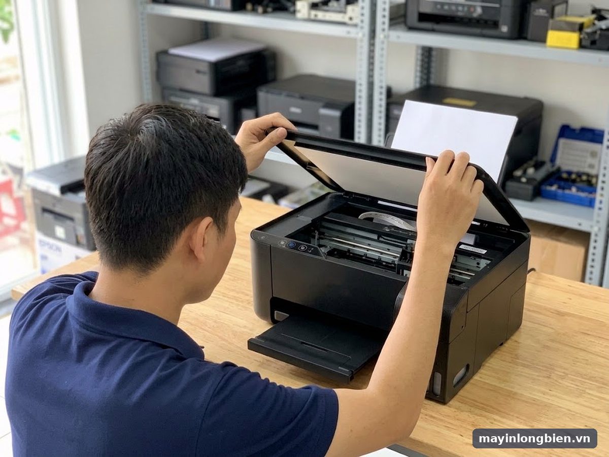 Kỹ thuật viên Thần Vũ kiểm tra máy in Epson L3110 do khách Mỹ Đình mang tới xưởng Phú Diễn
