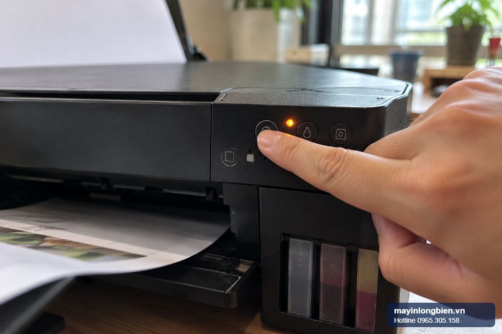 Cận cảnh nhấn giữ nút dừng trên máy in Canon để tắt đếm mực khi báo lỗi 1688 Cận cảnh nhấn giữ nút dừng trên máy in Canon để tắt đếm mực khi báo lỗi 1688