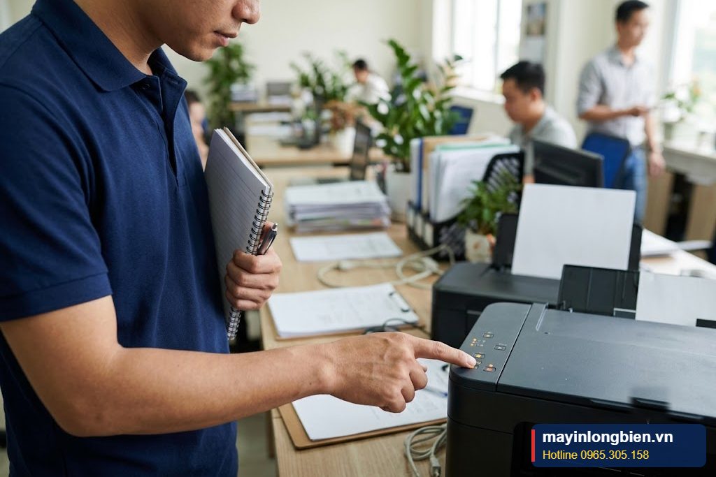 Kỹ thuật viên đối chiếu tín hiệu đèn nháy máy in phun màu Kỹ thuật viên đối chiếu tín hiệu đèn nháy máy in phun màu