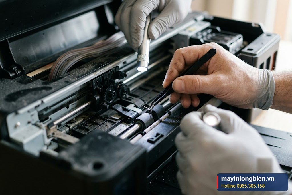 Máy in phun kẹt ADF, kỹ thuật viên mở nắp bộ nạp bản gốc tự động gỡ giấy kẹt tại văn phòng Máy in phun kẹt ADF, kỹ thuật viên mở nắp bộ nạp bản gốc tự động gỡ giấy kẹt tại văn phòng