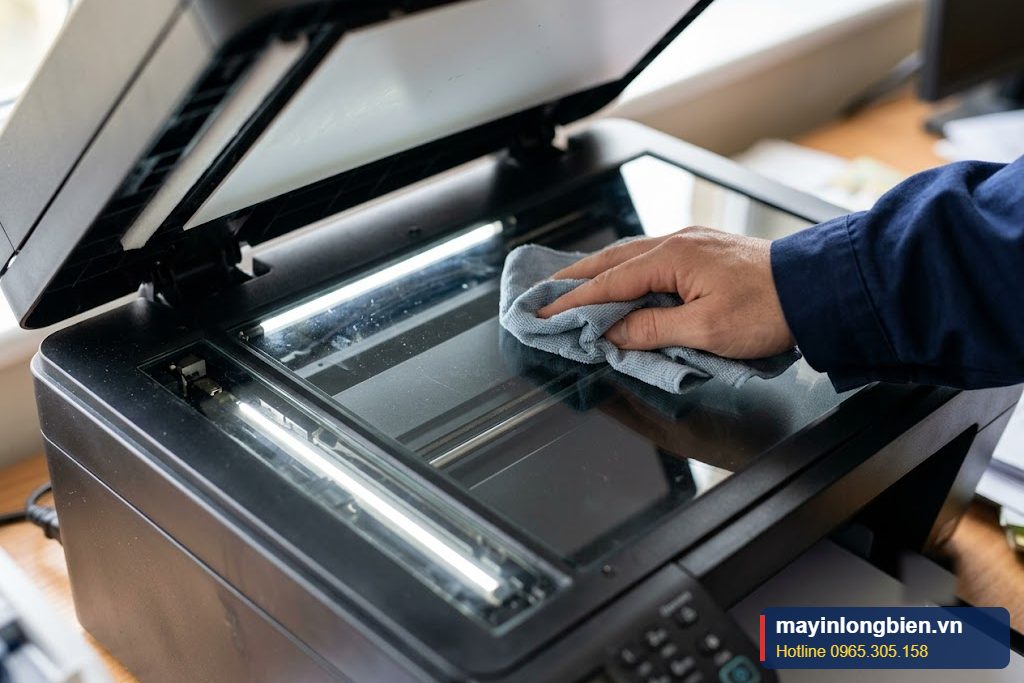 Cận cảnh thanh quét CIS dưới mặt kính máy in phun đa năng khi kiểm tra đèn scan