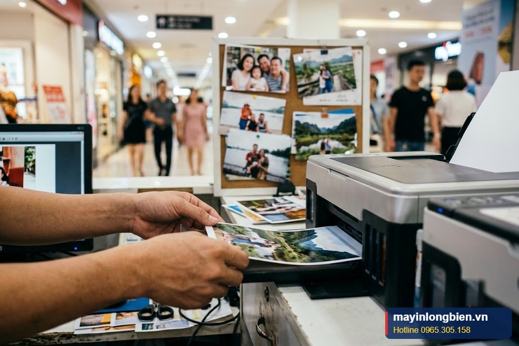 Quầy in ảnh trung tâm thương mại với hai máy in ảnh chính và dự phòng Quầy in ảnh trung tâm thương mại với hai máy in ảnh chính và dự phòng