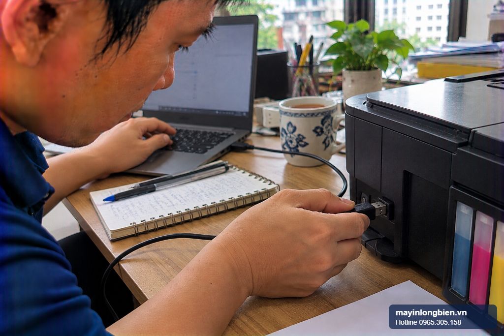 Reset mực thải Epson tại văn phòng, kỹ thuật viên kiểm tra máy in và laptop Reset mực thải Epson tại văn phòng, kỹ thuật viên kiểm tra máy in và laptop