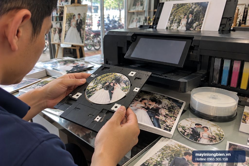 Kỹ thuật viên kiểm tra khay in đĩa khi sửa máy in Canon MG7770 tại tiệm ảnh Hà Nội