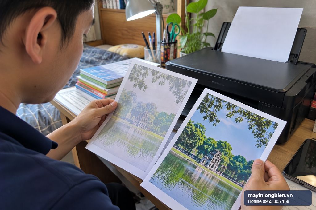 Máy in Canon TS3370 nhỏ gọn đặt trên bàn học, kỹ thuật viên so sánh bản in nhạt