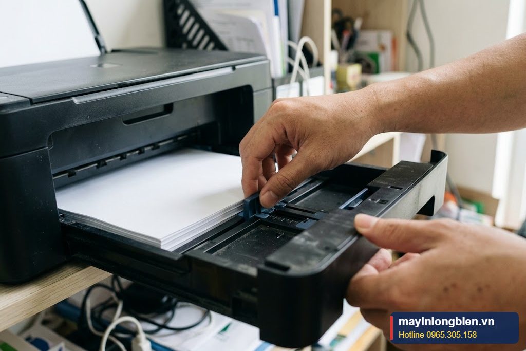 Cận cảnh chỉnh thanh gạt khổ giấy khay cassette trước của máy in Canon TS6170 Cận cảnh chỉnh thanh gạt khổ giấy khay cassette trước của máy in Canon TS6170