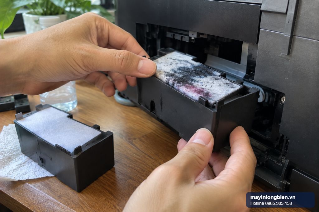 Thay hộp bảo trì mực thải khi sửa máy in Epson L3550 Thay hộp bảo trì mực thải khi sửa máy in Epson L3550