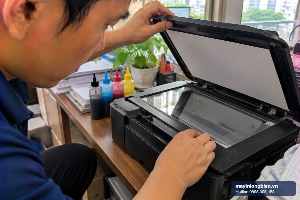 Sửa máy in Epson L386 tại nhà, kỹ thuật viên kiểm tra máy đa năng cũ