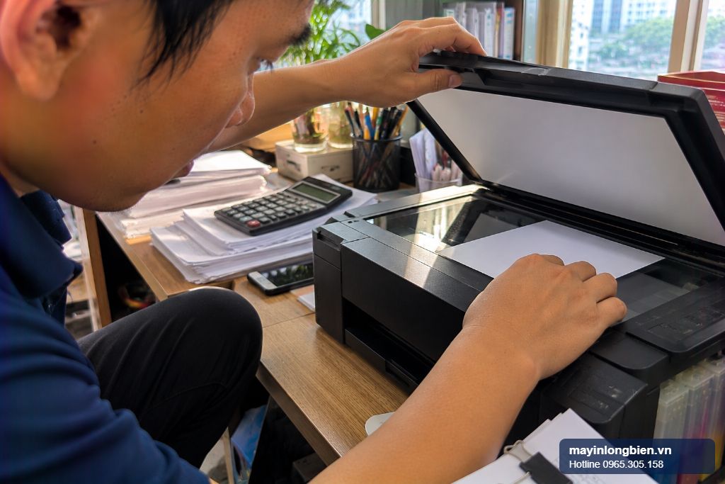 Kỹ thuật viên sửa máy in Epson L4150 tại văn phòng nhỏ ở Hà Nội Kỹ thuật viên sửa máy in Epson L4150 tại văn phòng nhỏ ở Hà Nội