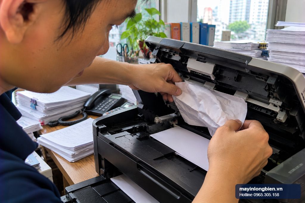 Sửa máy in Epson L5590 tại văn phòng kế toán, kỹ thuật viên mở nắp ADF lấy giấy kẹt Sửa máy in Epson L5590 tại văn phòng kế toán, kỹ thuật viên mở nắp ADF lấy giấy kẹt