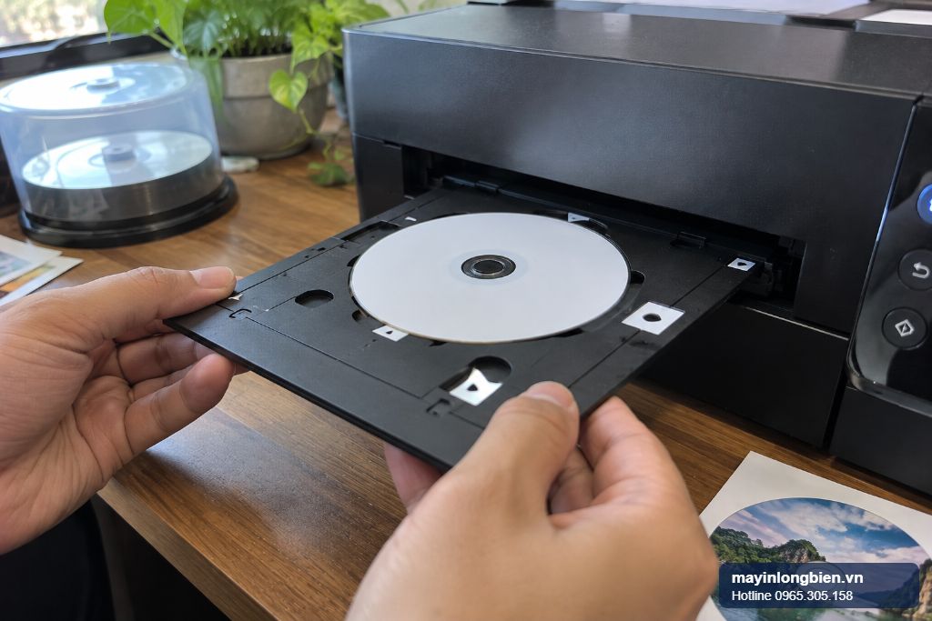 Lắp khay in đĩa CD vào máy khi sửa máy in Epson L7180 Lắp khay in đĩa CD vào máy khi sửa máy in Epson L7180