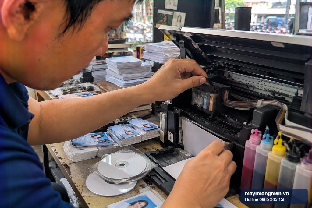 Sửa máy in Epson R230 gắn dẫn mực ngoài tại tiệm in thẻ ở Hà Nội