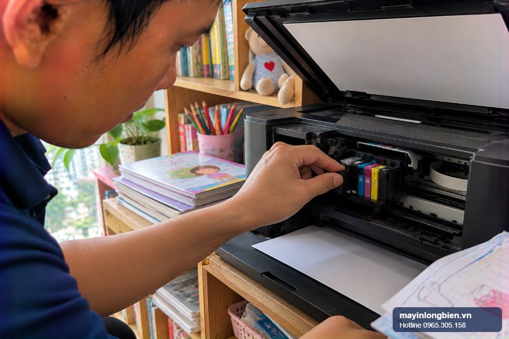 Sửa máy in Epson XP-2200 tại nhà, máy in gia đình nhỏ đặt trên kệ sách Sửa máy in Epson XP-2200 tại nhà, máy in gia đình nhỏ đặt trên kệ sách