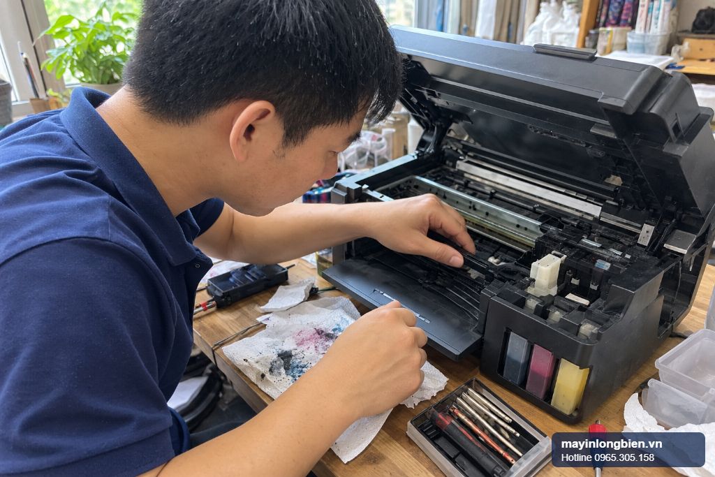 Cận cảnh mũ hút cao su có mực khô trong bộ hút mực máy in Canon Cận cảnh mũ hút cao su có mực khô trong bộ hút mực máy in Canon