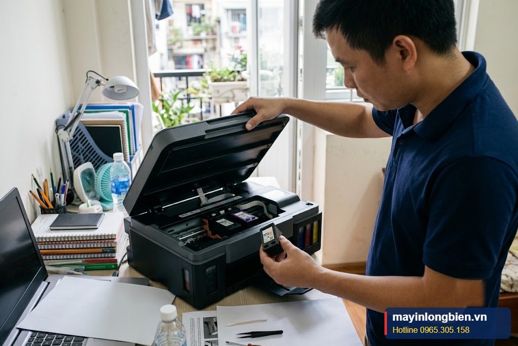 Kỹ thuật viên thay đầu in máy in phun Canon G series tại nhà khách hàng ở Hà Nội