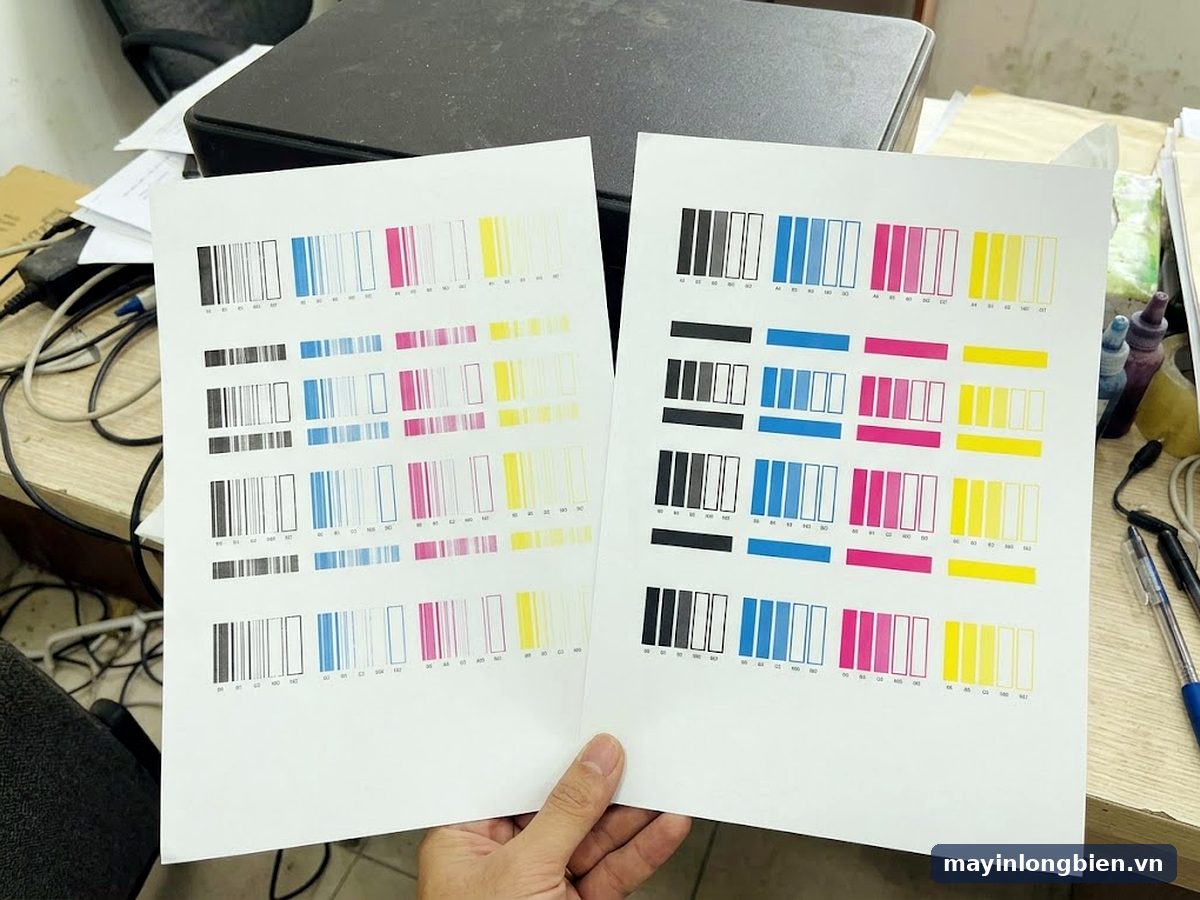 Hai tờ test vòi phun: lần đầu đứt nét nhiều, lần sau khi làm sạch đã đều nét