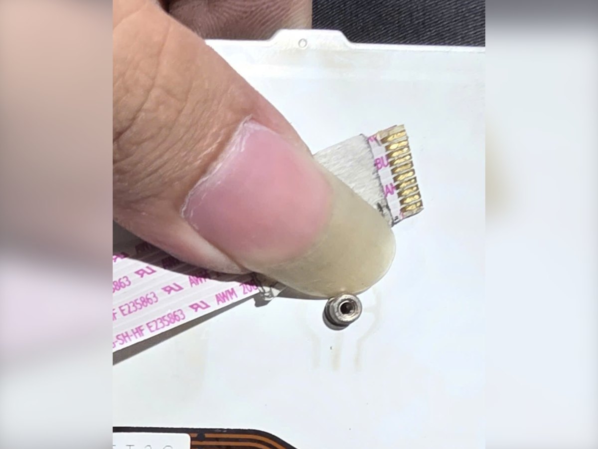 Đầu cáp bàn phím laptop bị bong lớp tiếp xúc gây không nhận phím