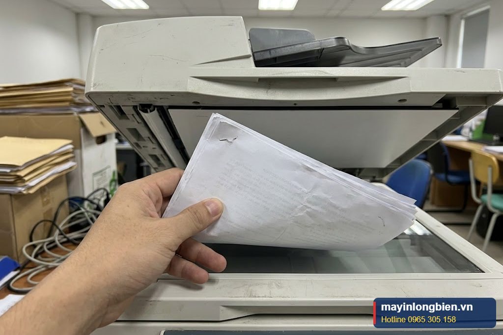 Bản gốc còn ghim bấm cho vào bộ nạp máy photocopy Bản gốc còn ghim bấm cho vào bộ nạp máy photocopy