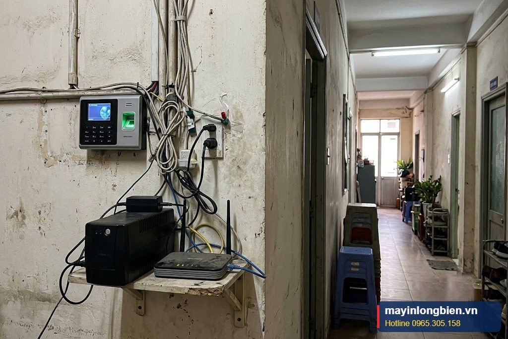 Máy chấm công và modem dùng UPS mini Máy chấm công và modem dùng UPS mini