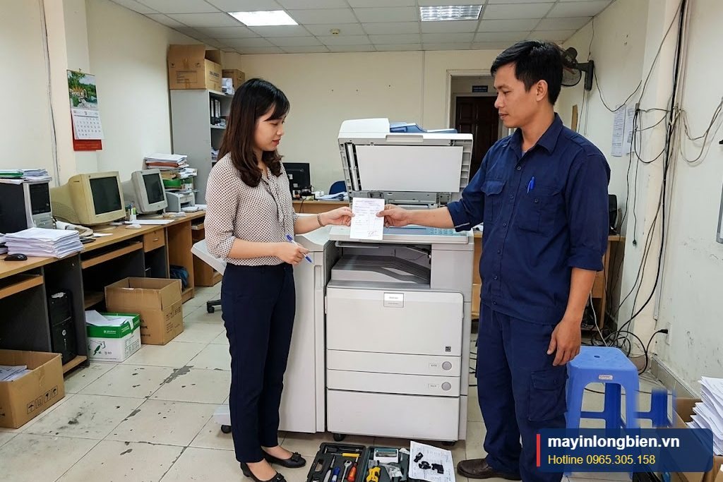 Bàn giao máy và phiếu bảo hành sau sửa chữa