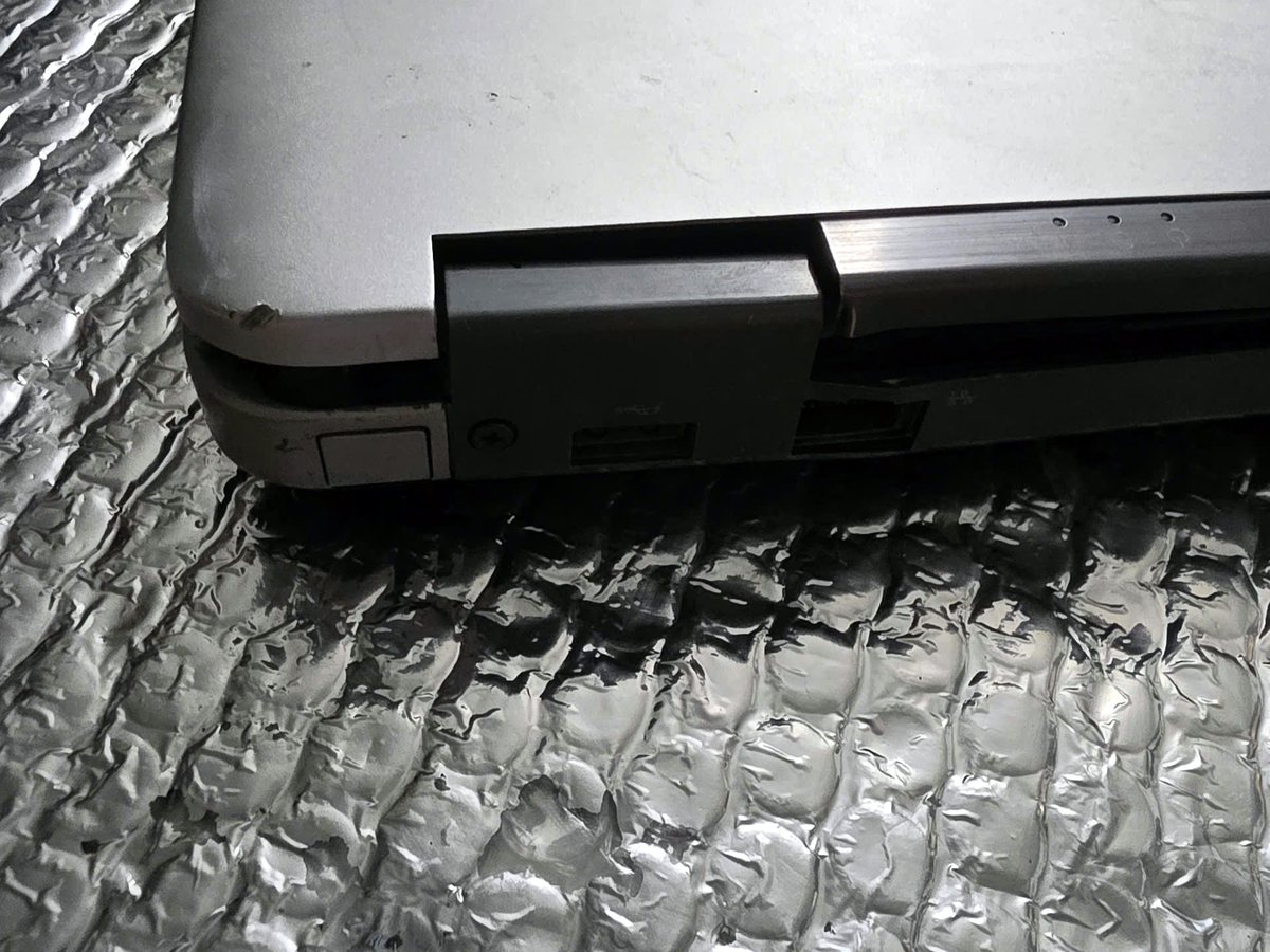 Nắp bản lề phía sau laptop