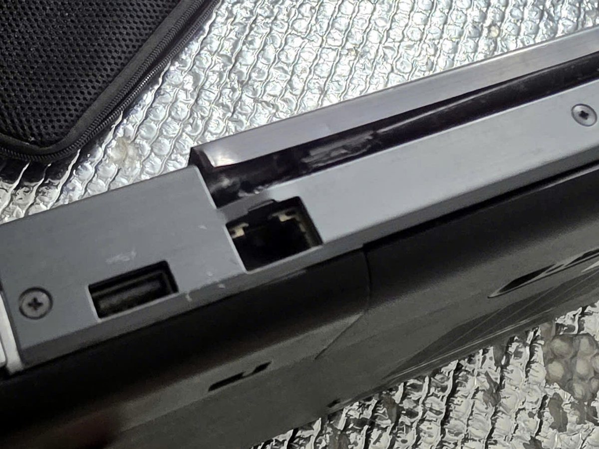 Gáy laptop bị hở do bung bản lề