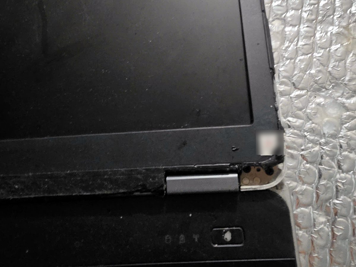 Góc màn hình laptop vỡ chân ốc bản lề