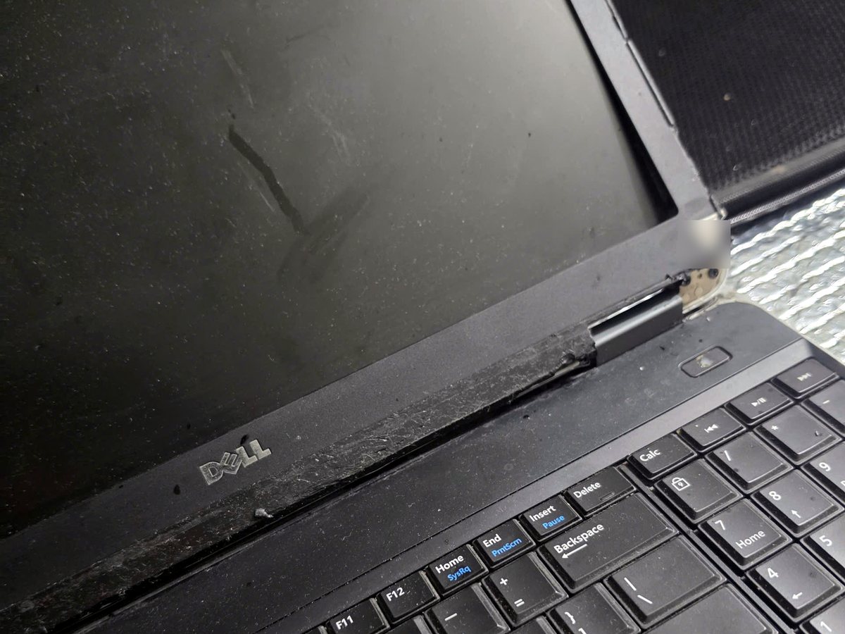 Laptop Dell bung bản lề làm viền màn hình hở ra