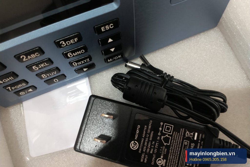 Adapter nguồn đi kèm máy chấm công; nguồn yếu khiến máy nhận vân tay chập chờn
