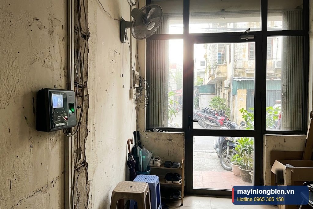 Ánh sáng ngược từ cửa kính làm máy chấm công khó nhận diện