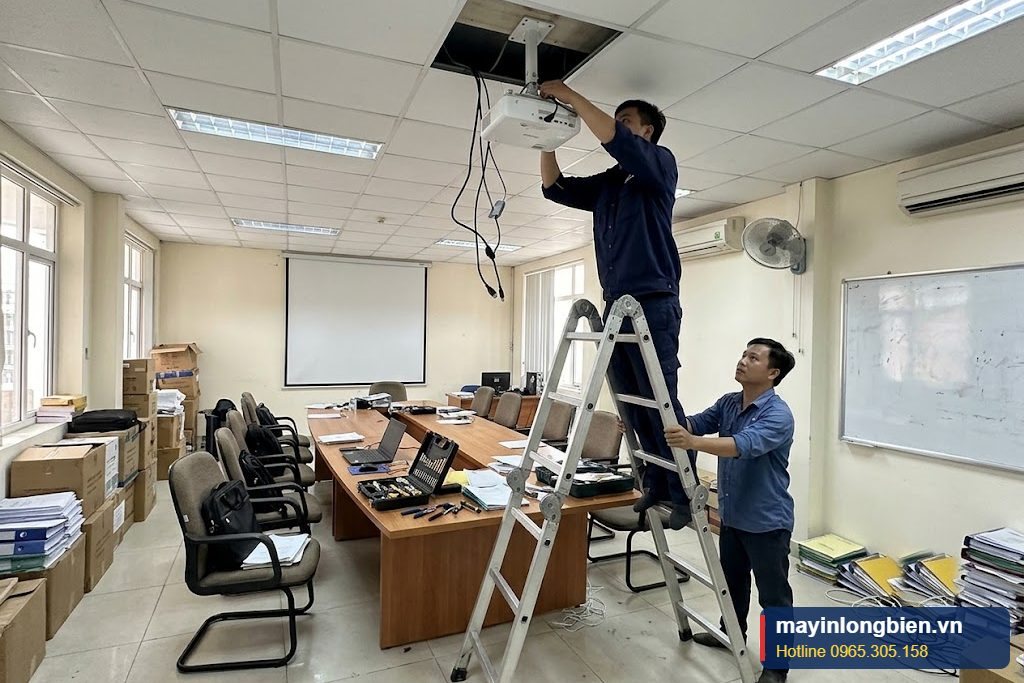 Kỹ thuật lắp đặt máy chiếu treo trần phòng họp