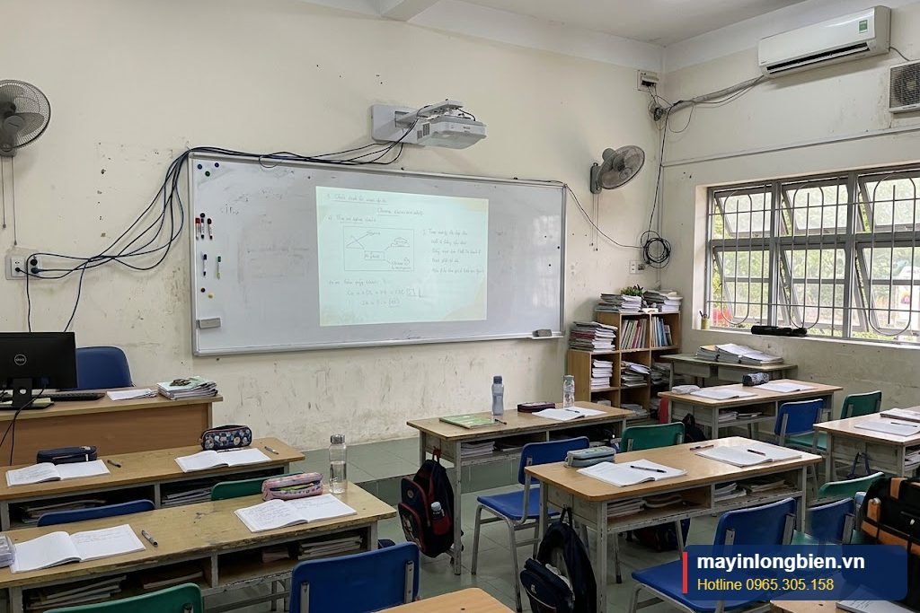 Máy chiếu gần lắp phía trên bảng lớp học