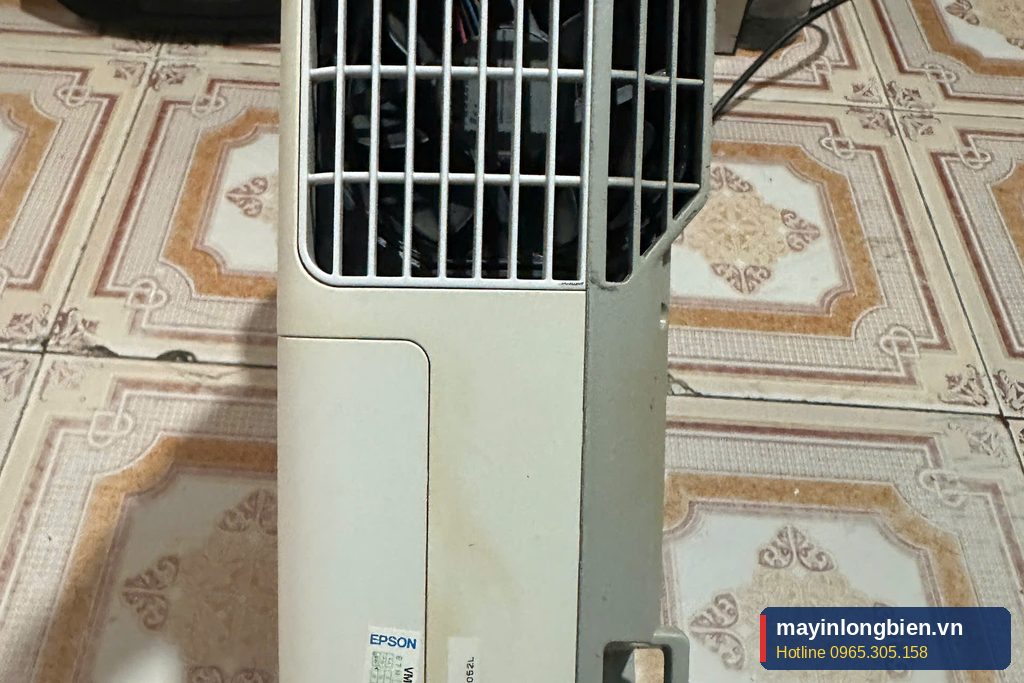 Khe tản nhiệt và lưới lọc gió máy chiếu Epson cần sạch bụi khi mua máy cũ Khe tản nhiệt và lưới lọc gió máy chiếu Epson cần sạch bụi khi mua máy cũ