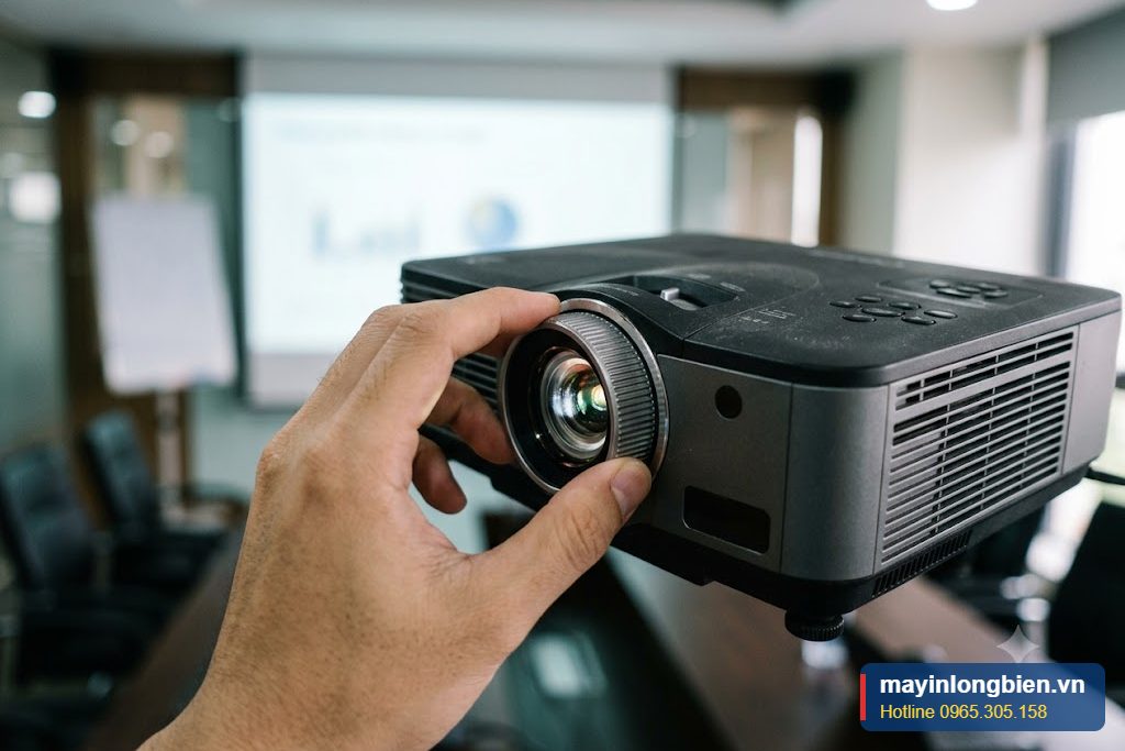 Chỉnh vòng lấy nét và zoom trên ống kính máy chiếu Chỉnh vòng lấy nét và zoom trên ống kính máy chiếu