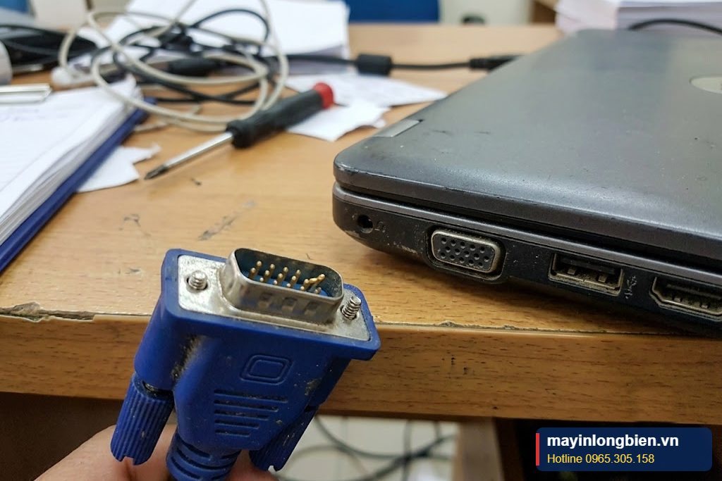 Cáp VGA máy chiếu bị lỏng, cong chân gây nhiễu hình