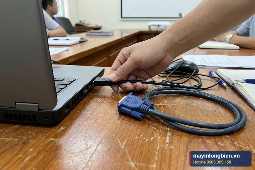 Cáp HDMI và VGA cắm vào laptop để trình chiếu
