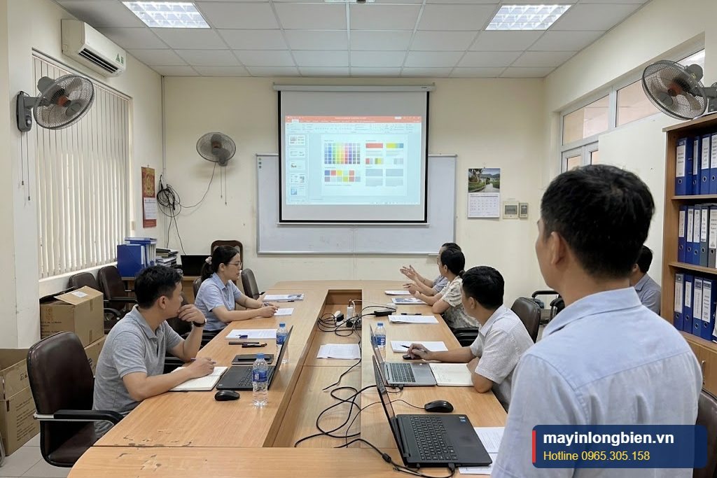 Máy chiếu sáng rõ sau khi thay bóng đèn mới Máy chiếu sáng rõ sau khi thay bóng đèn mới