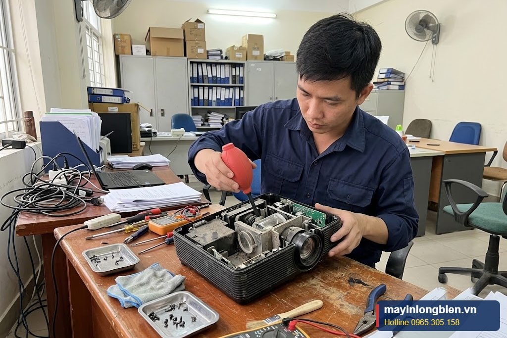 Kỹ thuật vệ sinh khối quang học bên trong máy chiếu tại xưởng Kỹ thuật vệ sinh khối quang học bên trong máy chiếu tại xưởng