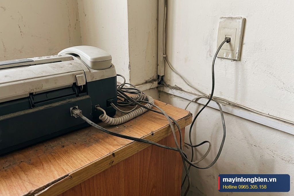 Dây điện thoại cắm vào cổng LINE của máy fax