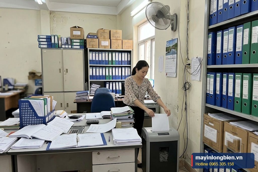 Máy hủy tài liệu đặt tại phòng kế toán Máy hủy tài liệu đặt tại phòng kế toán
