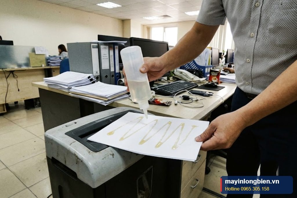 Tra dầu dao máy hủy giúp giảm lực cắt và nhiệt độ mô tơ Tra dầu dao máy hủy giúp giảm lực cắt và nhiệt độ mô tơ