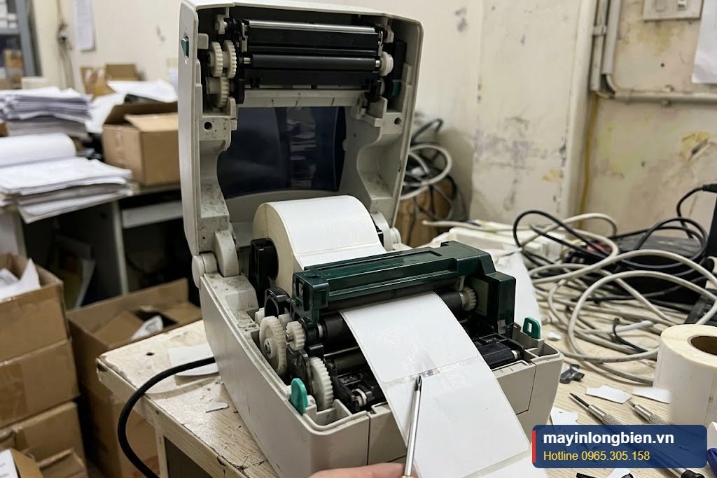 Cảm biến khe tem bên trong máy in mã vạch