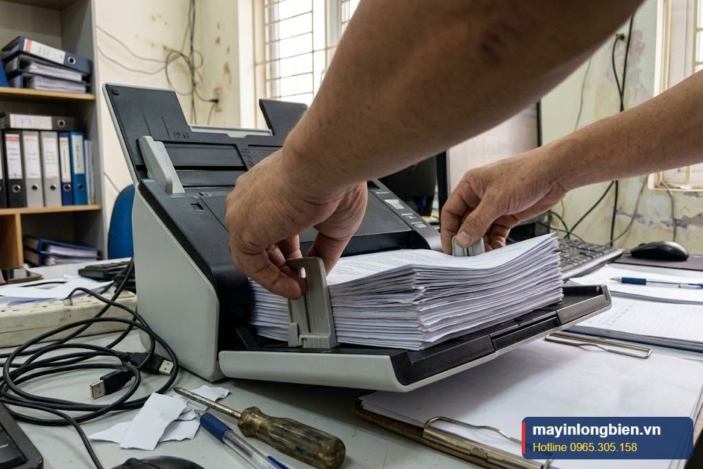 Chỉnh thanh chặn giấy khay nạp máy scan sát mép tài liệu Chỉnh thanh chặn giấy khay nạp máy scan sát mép tài liệu