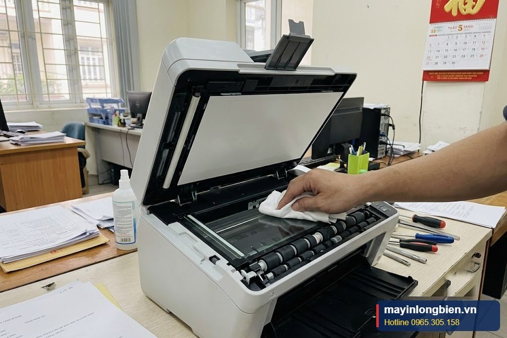 Kỹ thuật lau kính quét và cao su kéo giấy bên trong máy scan nạp giấy Kỹ thuật lau kính quét và cao su kéo giấy bên trong máy scan nạp giấy