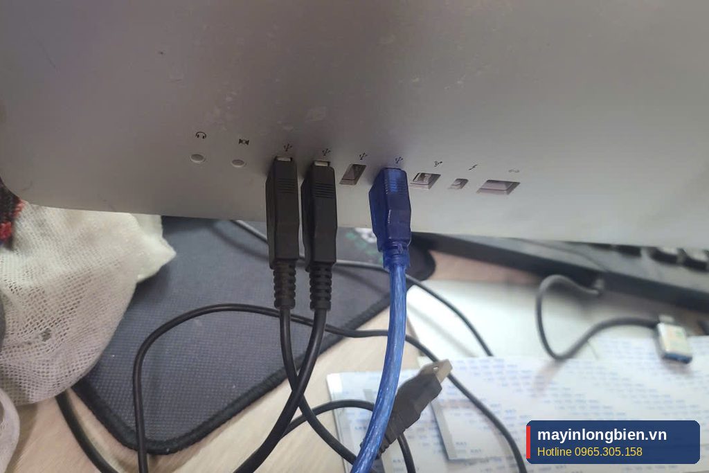 Cáp USB máy scan cắm vào cổng phía sau máy tính để kết nối ổn định hơn
