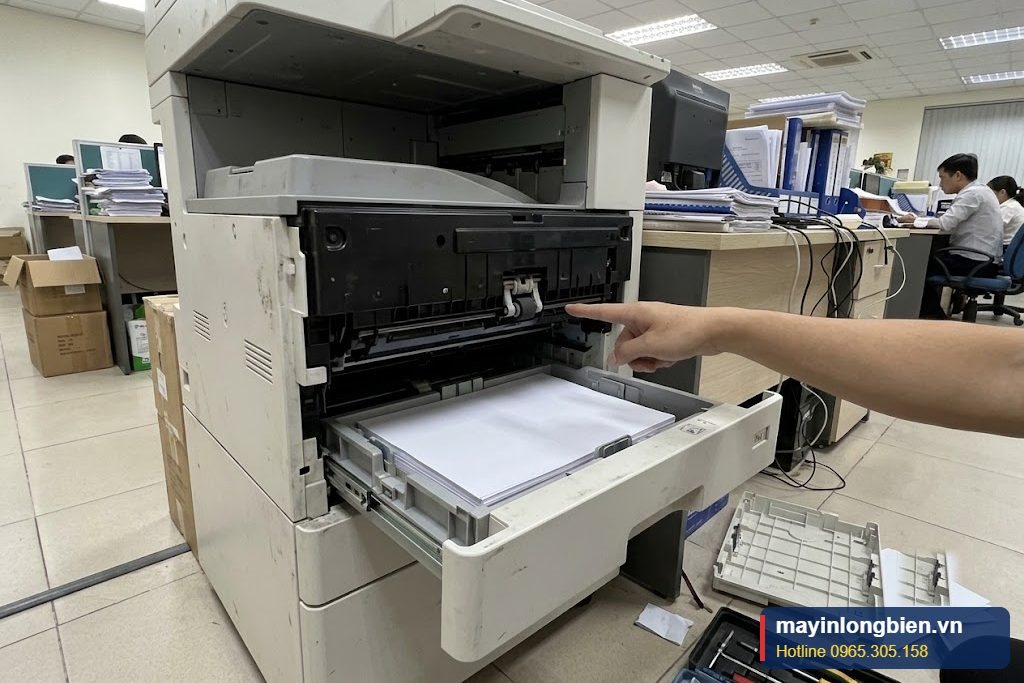 Khay giấy máy photocopy được kéo ra để kiểm tra cao su kéo giấy Khay giấy máy photocopy được kéo ra để kiểm tra cao su kéo giấy