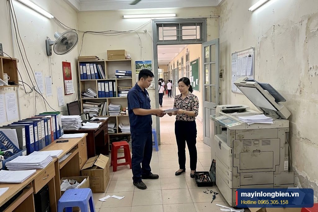 Bàn giao máy photocopy sau bảo dưỡng và biên bản cho nhà trường Bàn giao máy photocopy sau bảo dưỡng và biên bản cho nhà trường