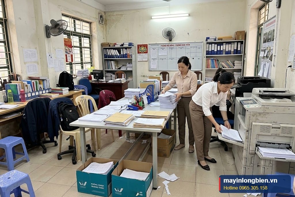 Giáo viên in đề kiểm tra bằng máy photocopy Giáo viên in đề kiểm tra bằng máy photocopy