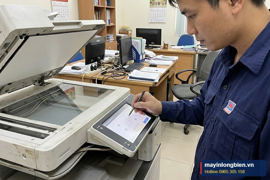 Kỹ thuật viên cân chỉnh cảm ứng màn hình điều khiển máy photocopy Kỹ thuật viên cân chỉnh cảm ứng màn hình điều khiển máy photocopy