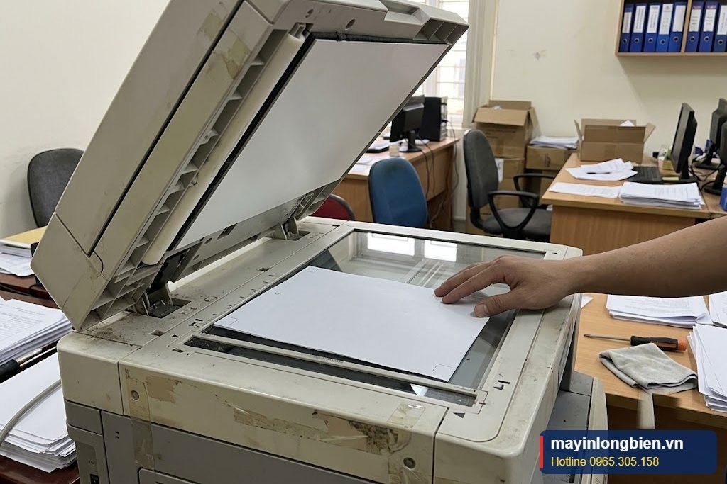 Đặt bản gốc đúng chiều trên mặt kính máy photocopy